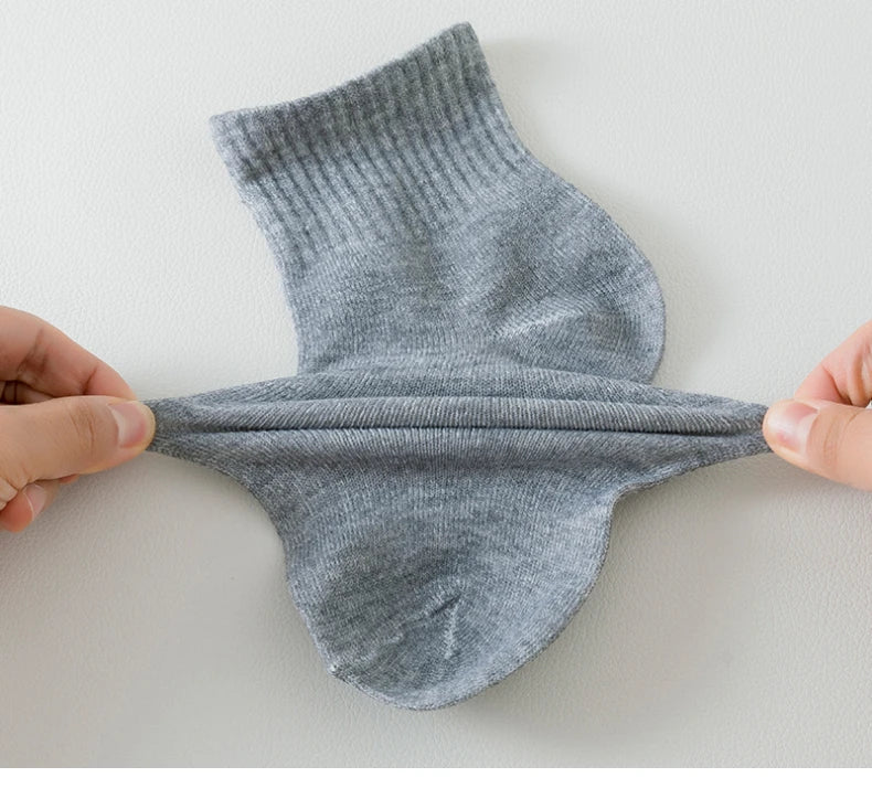 8 Pairs of Men’s and Women’s Black Cotton Business Mid-Length Casual Socks