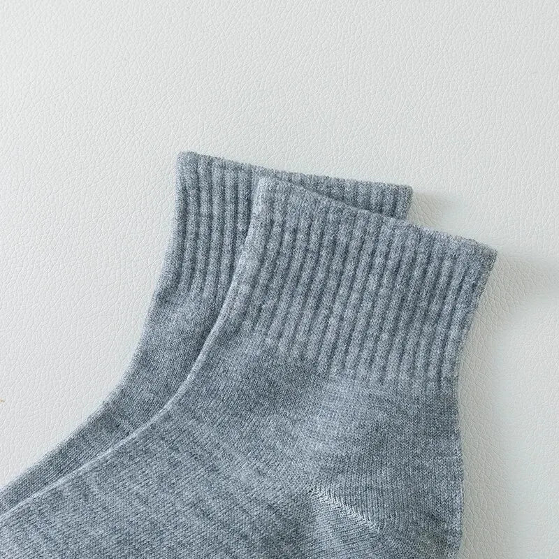 8 Pairs of Men’s and Women’s Black Cotton Business Mid-Length Casual Socks